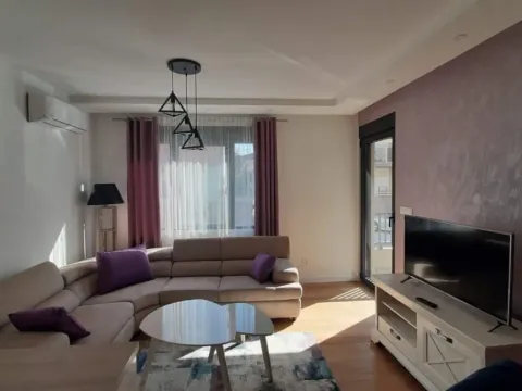 Izdavanje, dvosoban stan, 70m², Blok 9, Podgorica