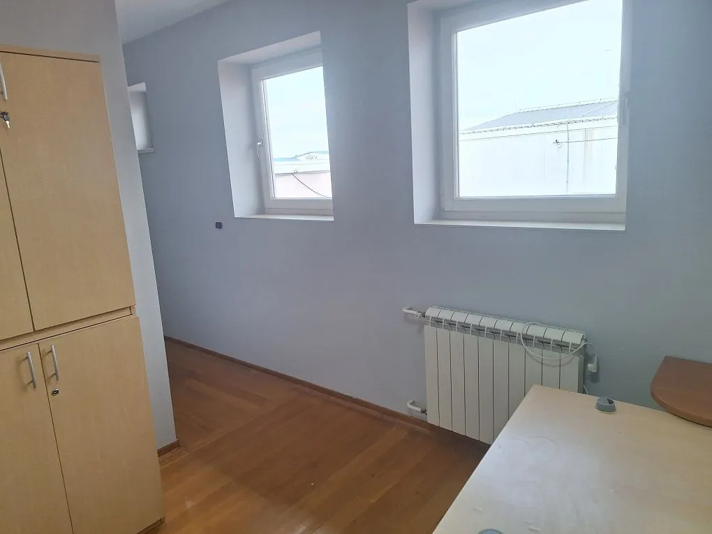 Rent, office space, 1000m², Dobanovci, Surčin