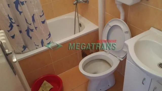 Manje kupatilo sa kadom, toaletom i umivaonikom.