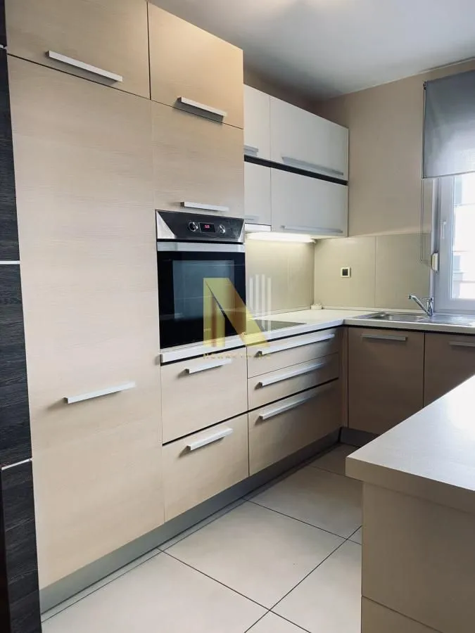 Izdavanje, četvorosoban stan, 98m², Centar, Novi Sad