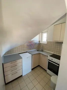 Manja kuhinja sa donjim i gornjim elementima ispod kosog plafona. - image 8
