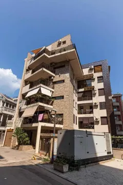 Eksterijer višestambene zgrade sa terasama i kamenom fasadom. - image 10