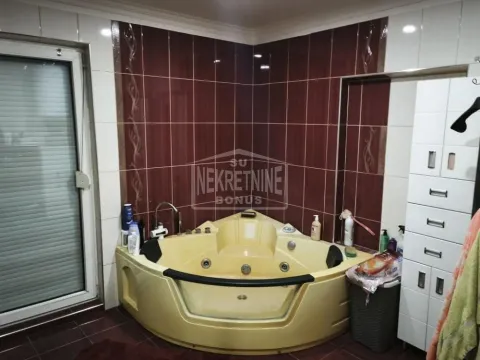 Kupatilo sa ugaonom hidromasažnom kadom i ugradnim ormarićem. - image 9