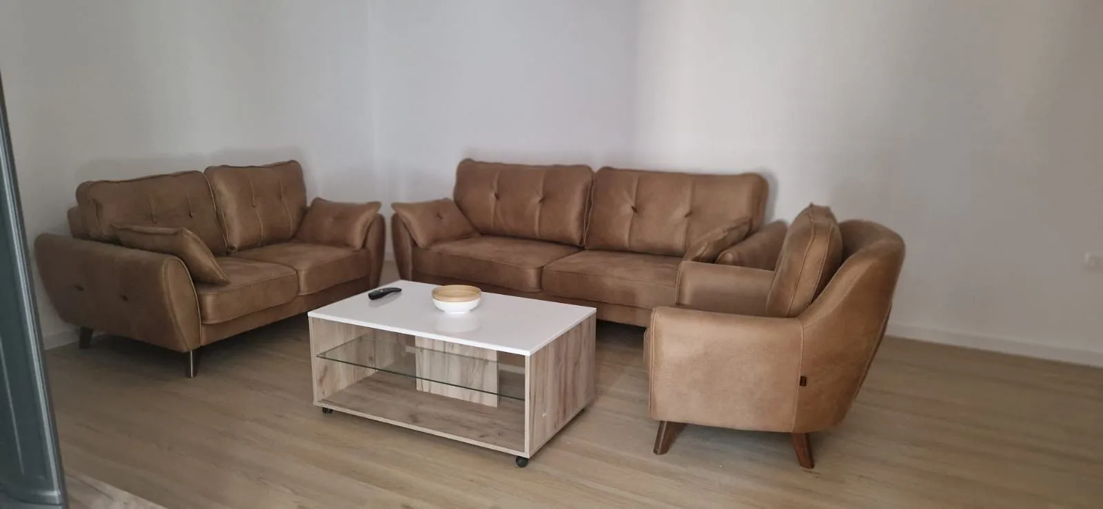 Izdavanje, dvosoban stan, 115m², Škaljari, Kotor