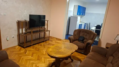 Dnevni boravak sa garniturom, TV komodom i pogledom na kuhinju. - image 13