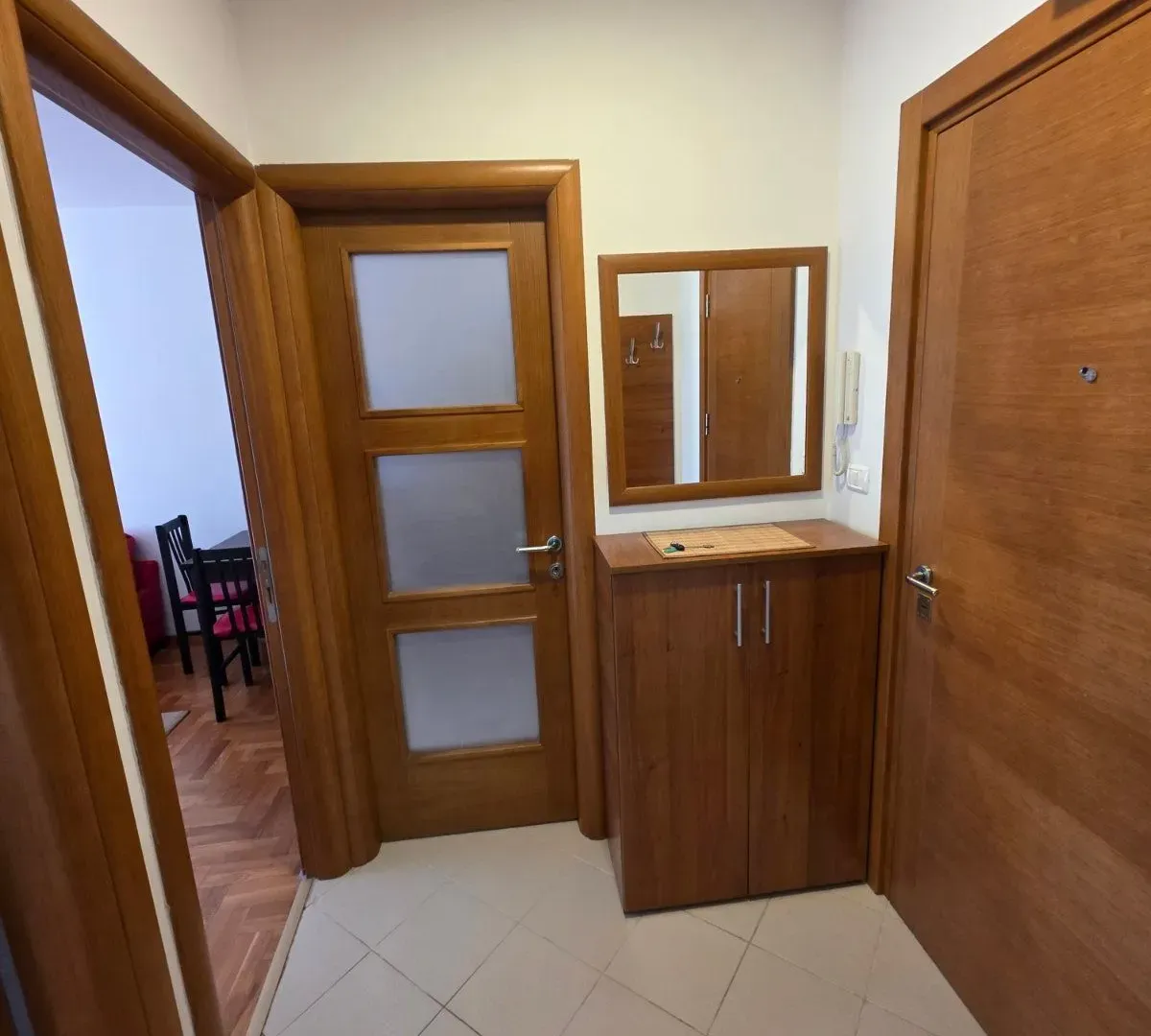 Izdavanje, jednosoban stan, 40m², Pobrežje, Podgorica