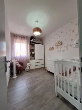 Dječja soba sa krevetcem, bijelim garderoberom i ružičastim detaljima. - image 8