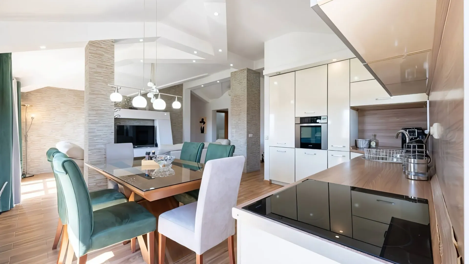 Izdavanje, trosoban stan, 130m², Kalimanj, Tivat