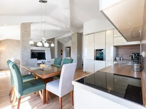 Rent, three bedroom apartment, 130m², Kalimanj, Tivat - image 10