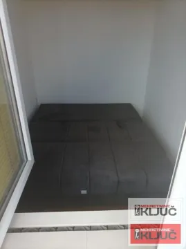 Manja natkrivena terasa sa kaučem. - image 6
