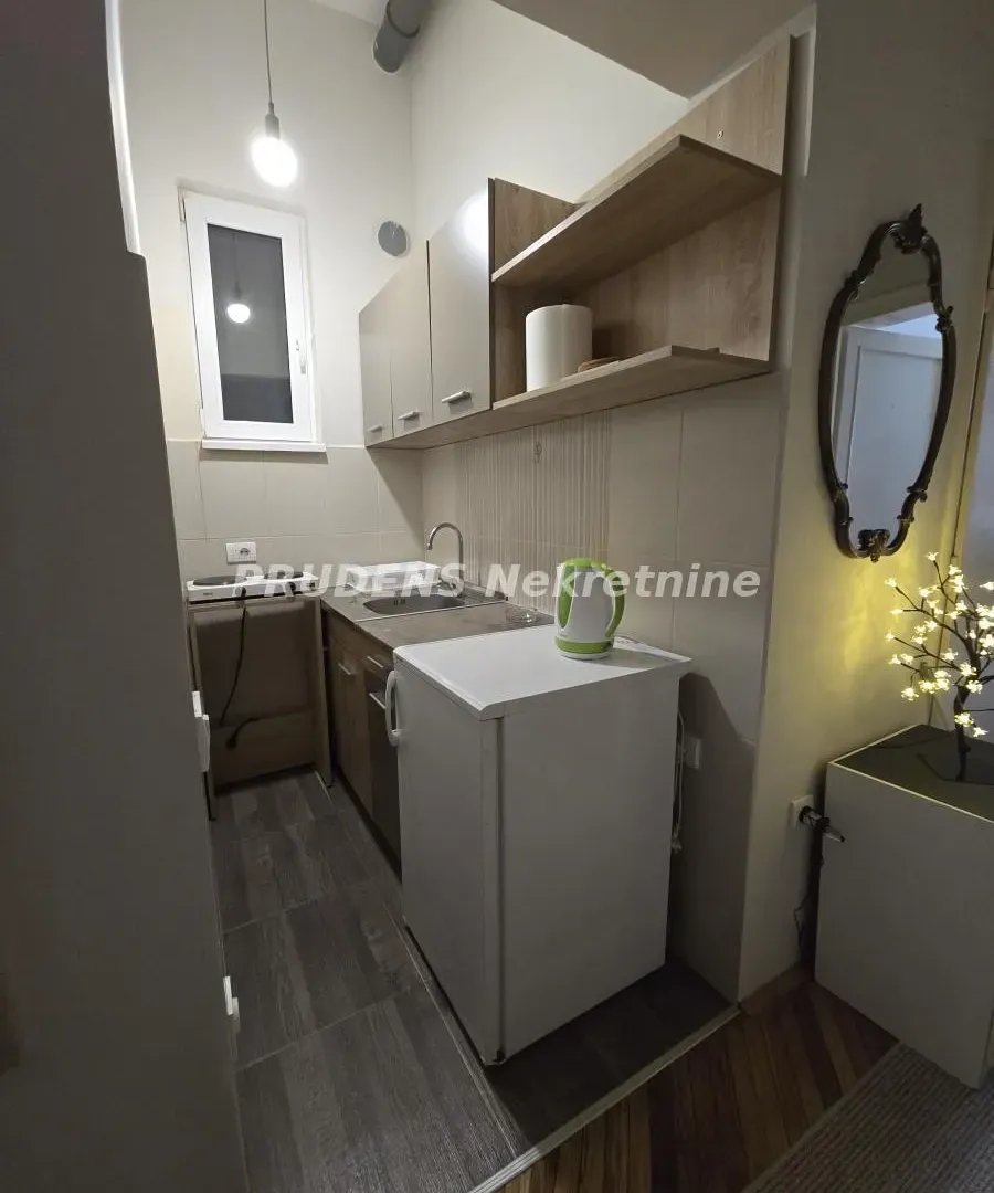 Izdavanje, jednosoban stan, 25m², Cvetni Trg, Vračar Sve Podlokacije