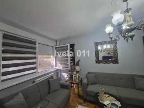 Dnevna soba sa garniturom za sedenje, stočićem i prozorom. - image 9