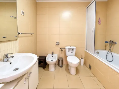 Uređeno kupatilo sa umivaonikom, šoljom, bideom i kadom. - image 13