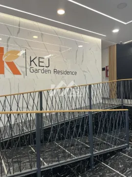 Ulazni hol zgrade sa stepeništem i natpisom Kej Garden Residence. - image 9