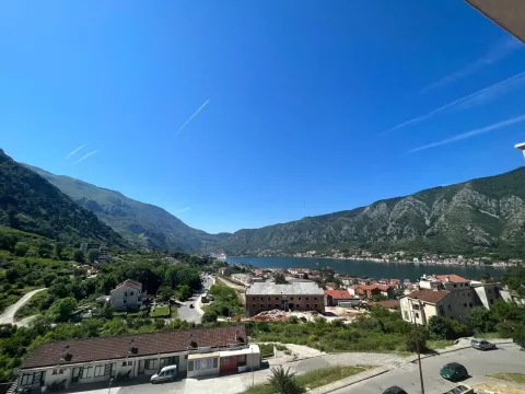 Pogled sa terase na zaliv, okolna naselja i planine. - image 10