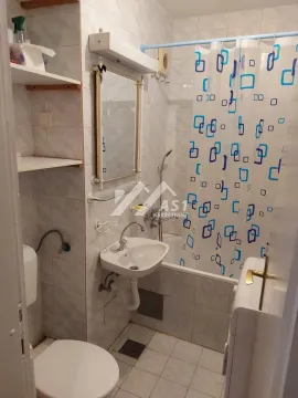Manje kupatilo sa kadom, umivaonikom, ogledalom i toaletom. - image 7