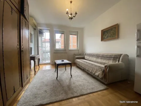 Dnevna soba sa garniturom za sedenje, velikim ormanom i izlazom na terasu. - image 3