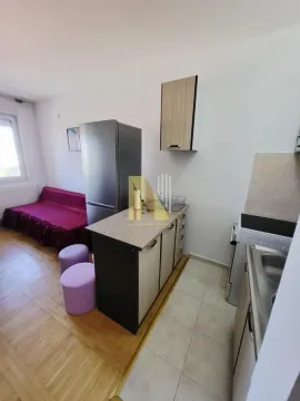 Manja kuhinja sa šankom i otvorenim delom sa krevetom u nastavku. - image 7