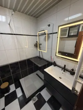Moderne kupatilo sa tuš kabinom i umivaonikom. - image 10