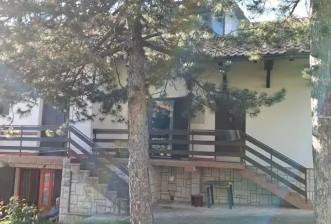 Eksterijer kuće sa dvorištem i stepeništem. - image 3