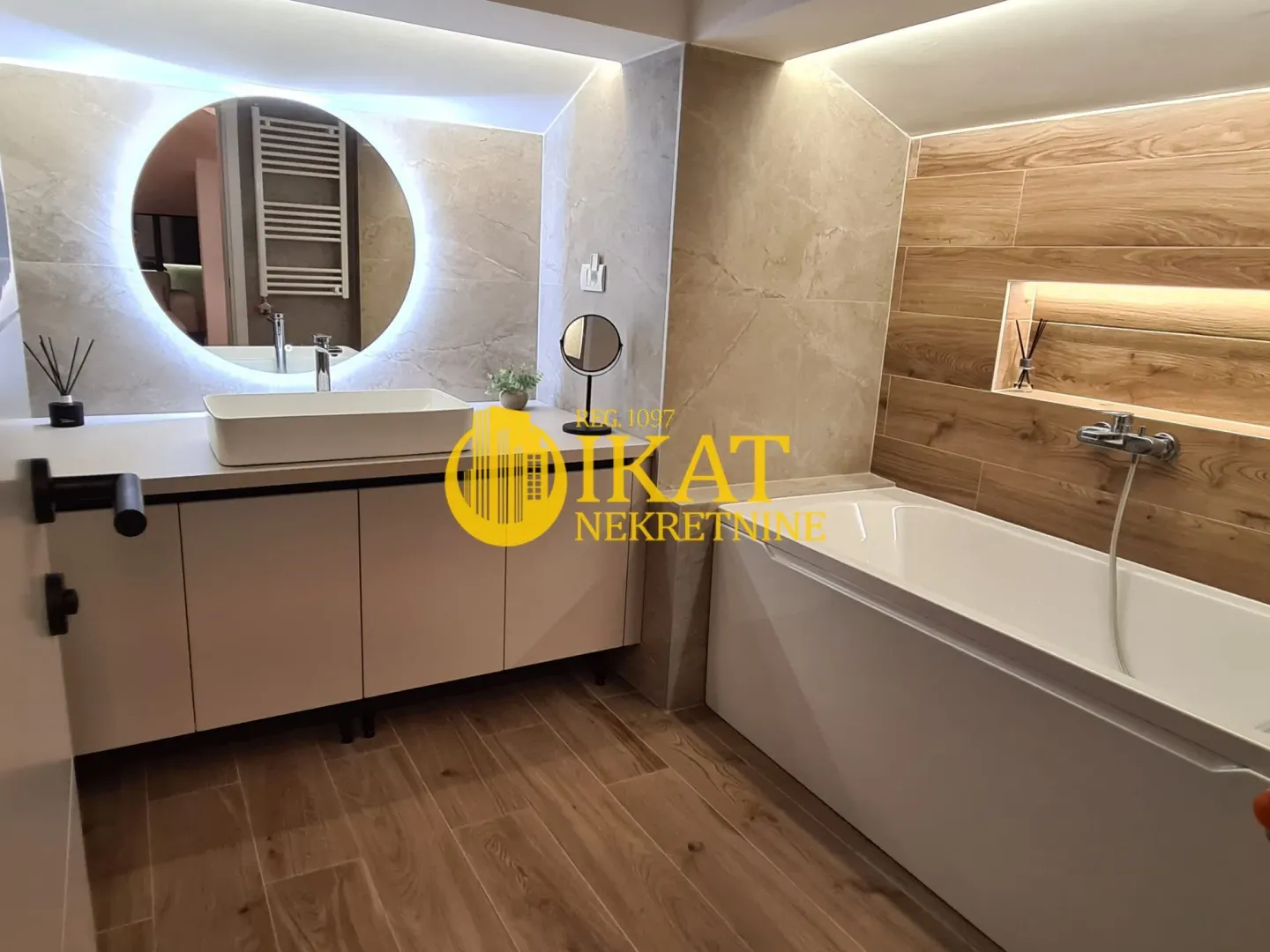 Izdavanje, trosoban stan, 360m², Savski Venac, Beograd