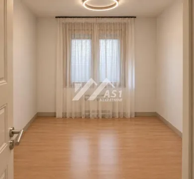 Prazna soba sa prozorom i drvenim podom. - image 4