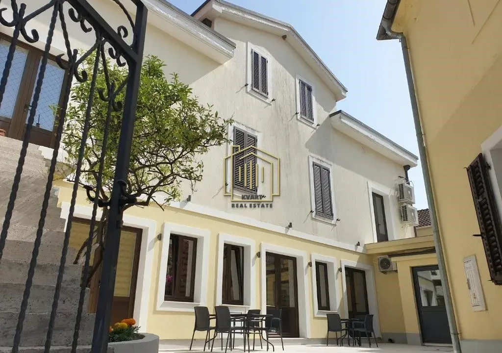 Izdavanje, poslovni prostor, 57m², Centar, Kotor