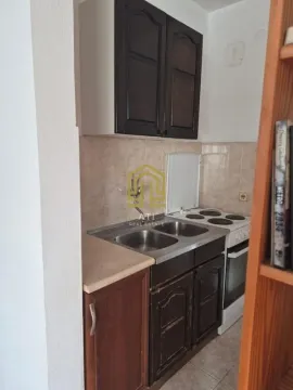 Manja kuhinja sa sudoperom, elementima i šporetom. - image 7