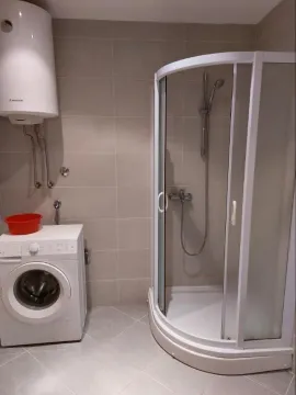 Jednostavno kupatilo sa tuš kabinom, veš mašinom i bojlerom. - image 30