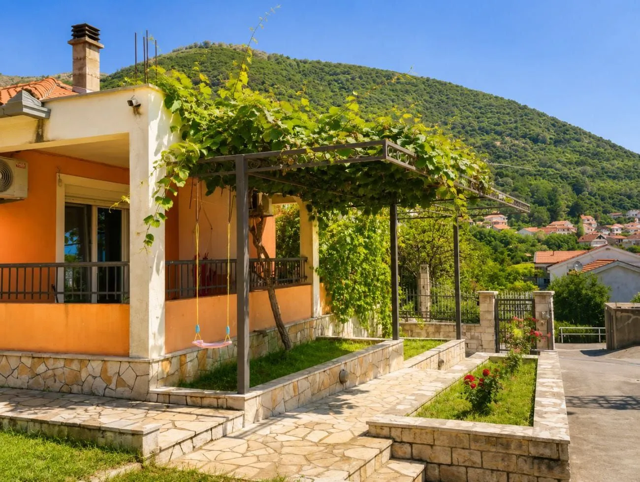 Izdavanje, jednosoban stan, 38m², Baošići, Herceg Novi