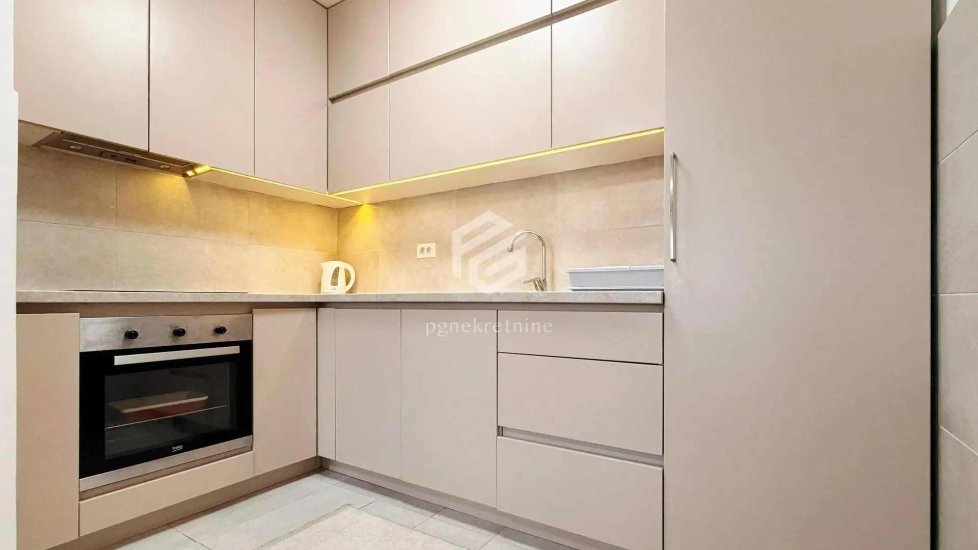 Izdavanje, jednosoban stan, 50m², Stari Aerodrom, Podgorica