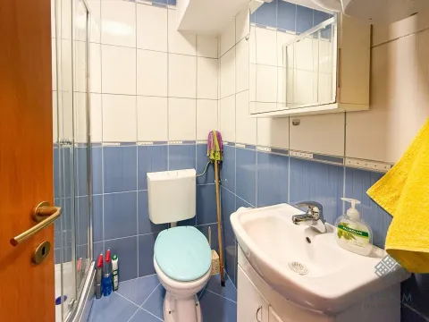 Kupatilo opremljeno umivaonikom, WC šoljom i tuš kabinom. - image 7