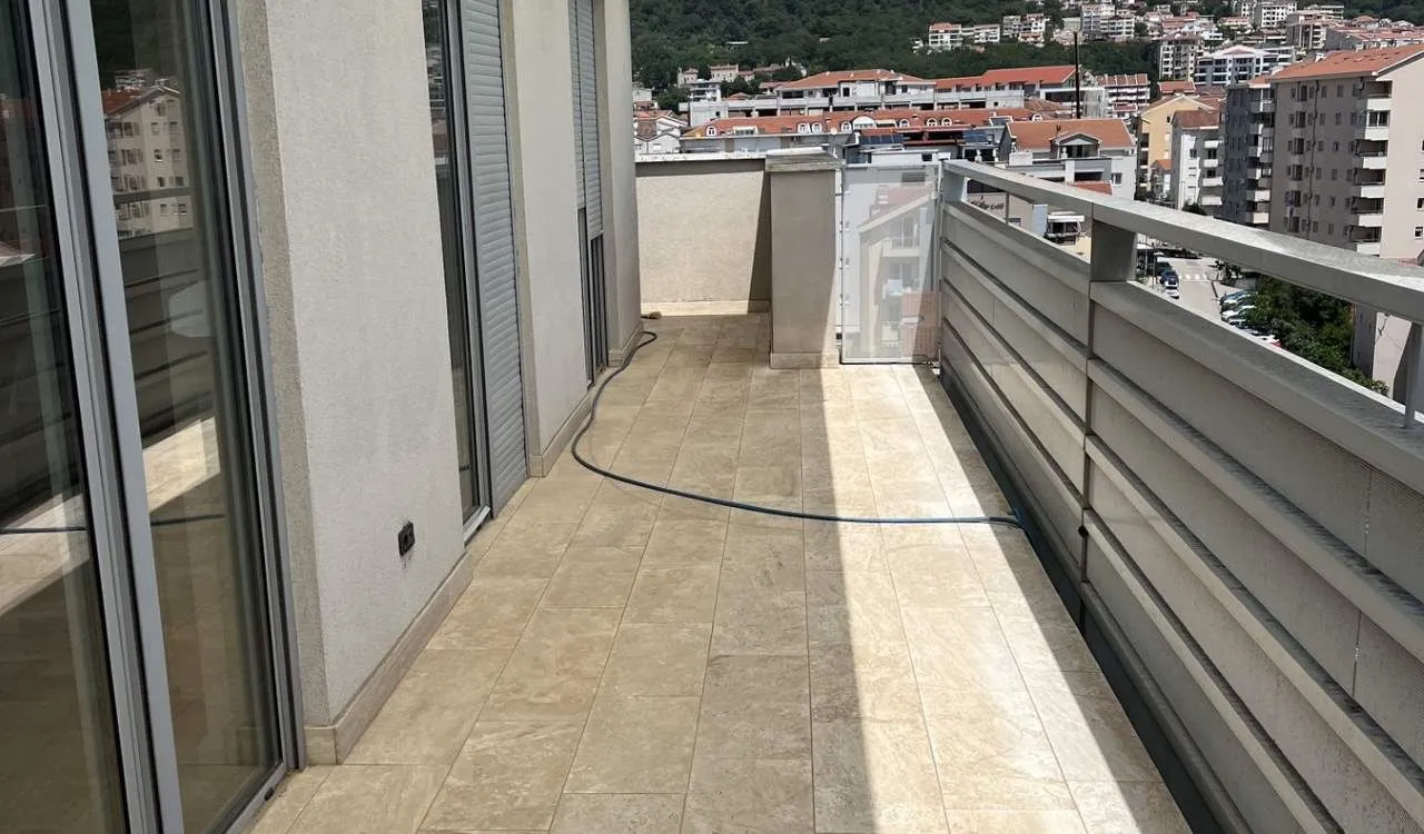 Izdavanje, trosoban stan, 125m², Rozino, Budva