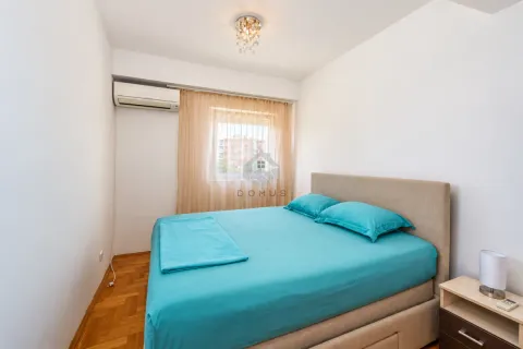 Spavaća soba sa bračnim krevetom i noćnim stočićem. - image 18