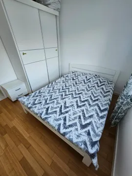 Namještena spavaća soba sa bračnim krevetom i ormarom. - image 4