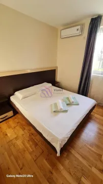 Namještena spavaća soba sa bračnim krevetom i klima uređajem. - image 10