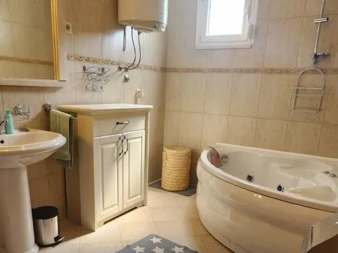 Izdavanje, kuća, 200m², Tološi, Podgorica - image 22