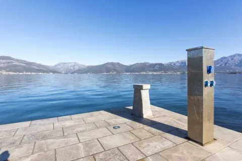 Pogled na more i planine sa popločanog mola. - image 11