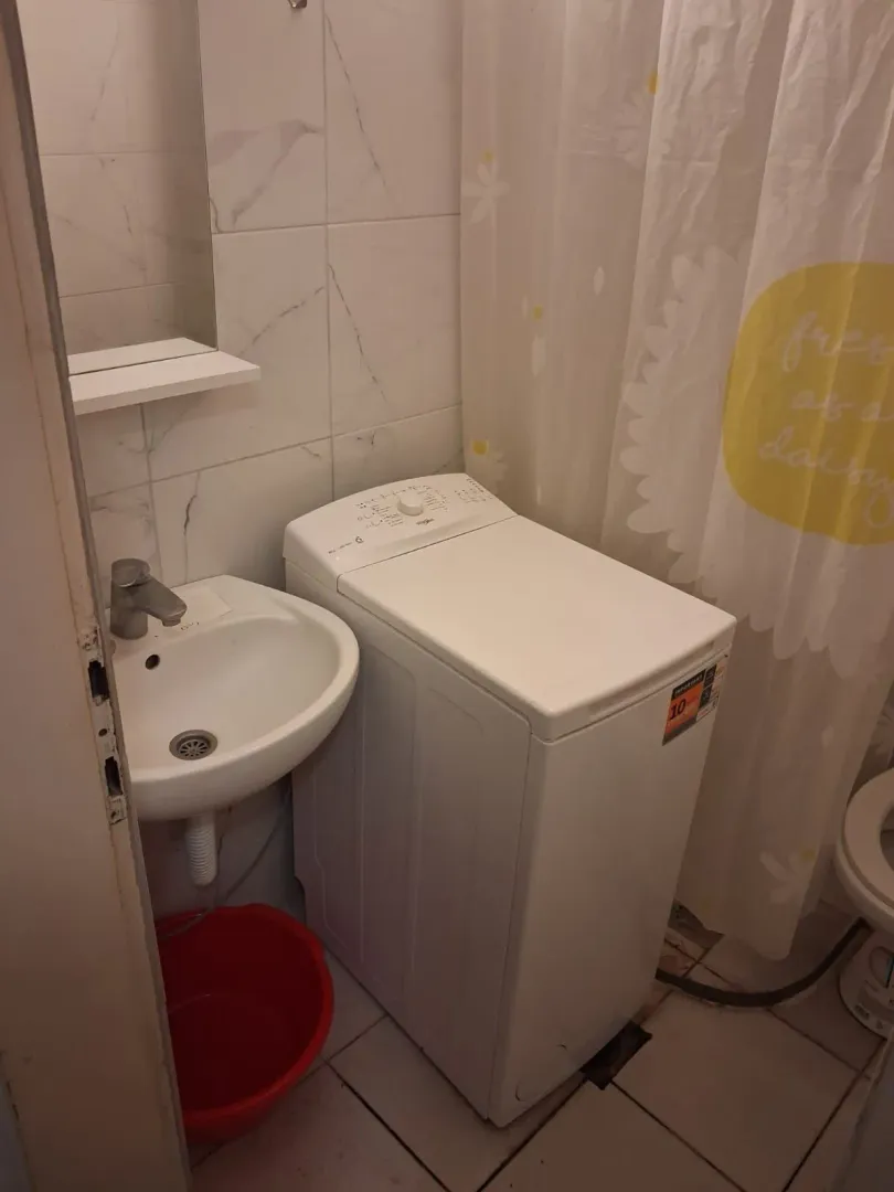 Bathroom with a washbasin and a washing machine.