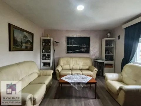 Dnevna soba sa garniturom za sedenje, stočićem i vitrinama. - image 4