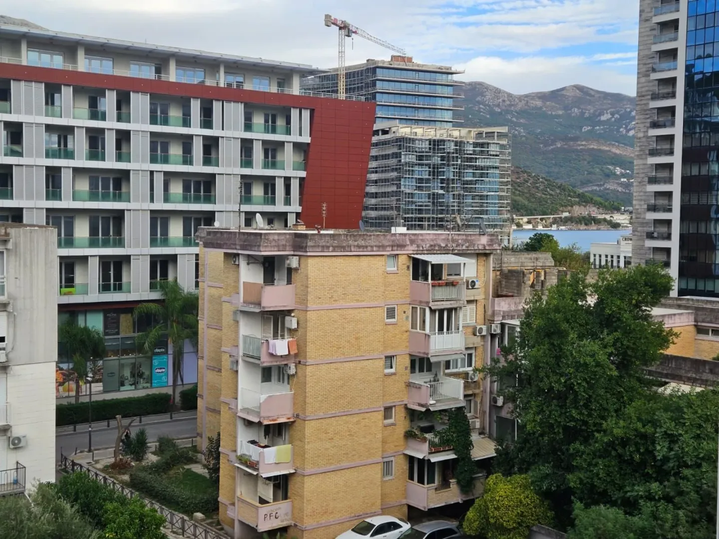 View from the terrace of surrounding residential buildings and the urban environment.