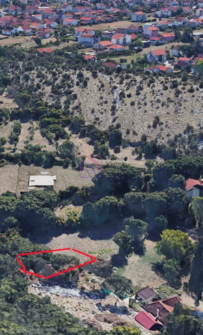 Pogled iz vazduha na parcelu sa označenom granicom.