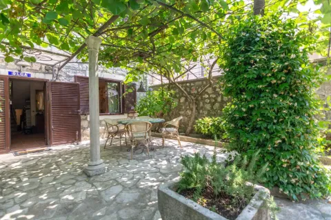 Popločano dvorište sa garniturom za sjedenje u hladu vinove loze. - image 16