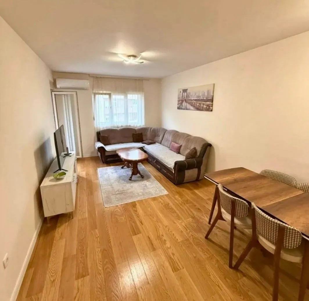 Izdavanje, jednosoban stan, 52m², Central Point, Podgorica