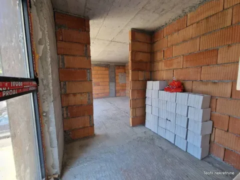 Pogled na nenamješten prostor u izgradnji sa zidovima od cigle i blokova. - image 3