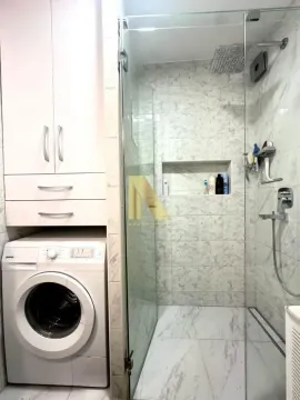 Savremeno opremljeno kupatilo sa tuš kabinom i veš mašinom. - image 13