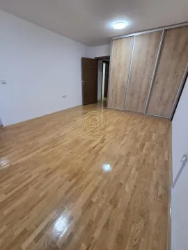 Prazna spavaća soba sa drvenim podom i ugradnim plakarom. - image 8