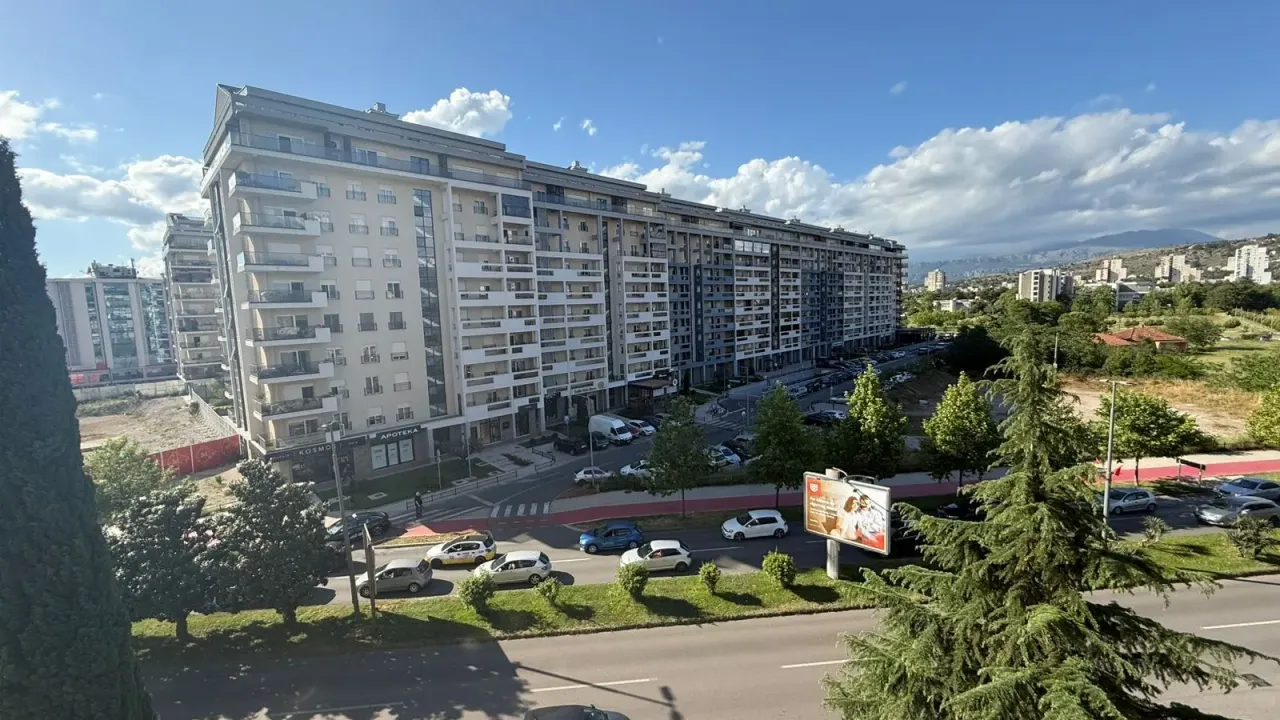 Izdavanje, dvosoban stan, 74m², Central Point, Podgorica