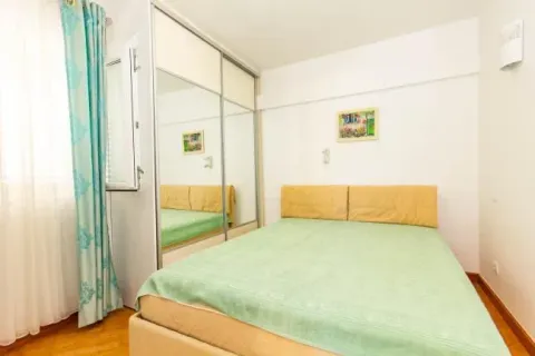 Furnished bedroom with a large double bed and a built-in mirrored wardrobe. - image 5