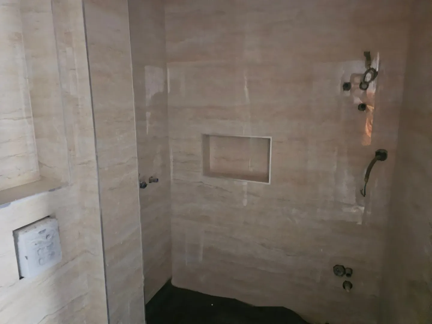 Kupatilo u fazi adaptacije sa keramičkim pločicama.